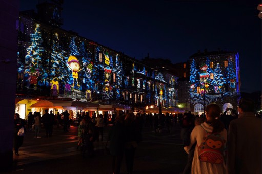 La piazza illuminata per il festival